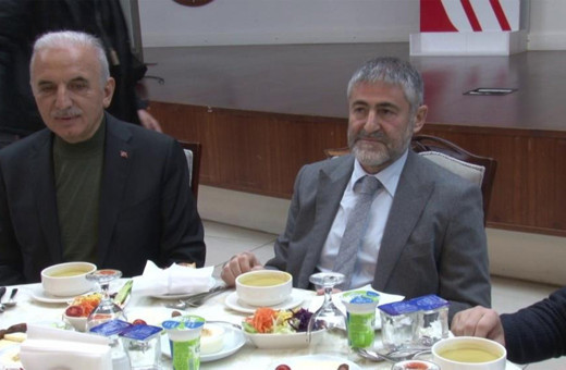 Bakan Nebati, depremzedelerle iftar yaptı