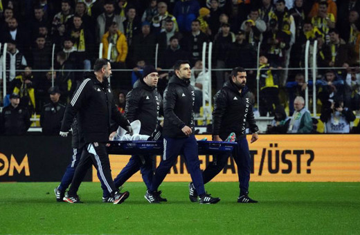 Beşiktaş'ta sakatlık şoku! Yıldız futbolcu dev derbide sedyeyle sahayı terk etti