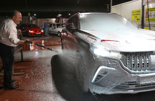 Togg'a bayram temizliği Mustafa Varank sabunlu süngerle temizledi Togg'u yıkadı görüntüler gündem oldu