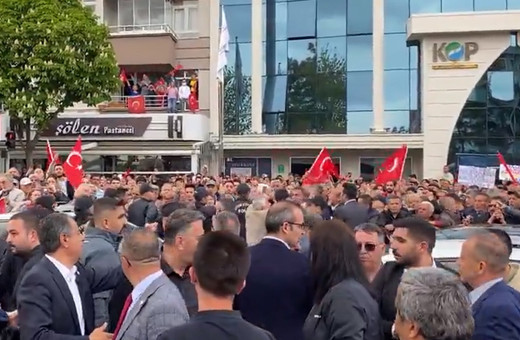 Ekrem İmamoğlu'nun Konya mitinginde de provokasyon girişimi! "Memur bey, götürün"