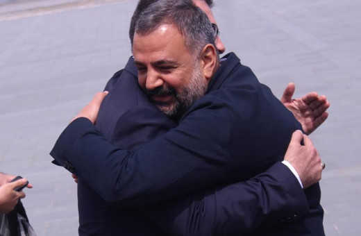 AK Parti ve CHP'li başkanlardan sağduyu çağrısı; sarılarak poz verdiler