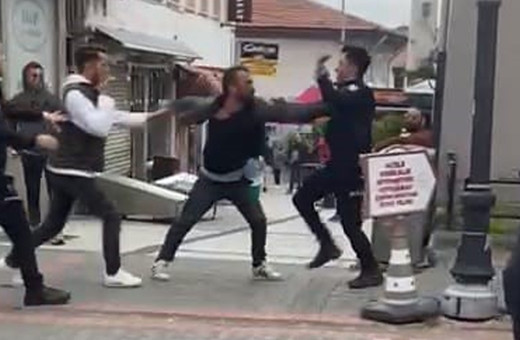 Polise yumruk atan şahsı linçten yine polis kurtardı