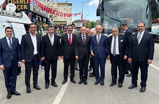 Mehmet Şimşek, Cumhurbaşkanı Erdoğan'la birlikte sahneye çıkmadı! Batman'da sürpriz bekleniyordu