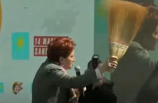 Mitingde eline süpürge alan Akşener: Bu seçimde bunları süpürgenin ucuyla süpüreceğiz, sapıyla başka bir şey