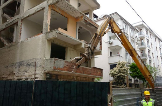 Deprem sonrası Ümraniye'de ilk kentsel dönüşüm yıkımı başladı