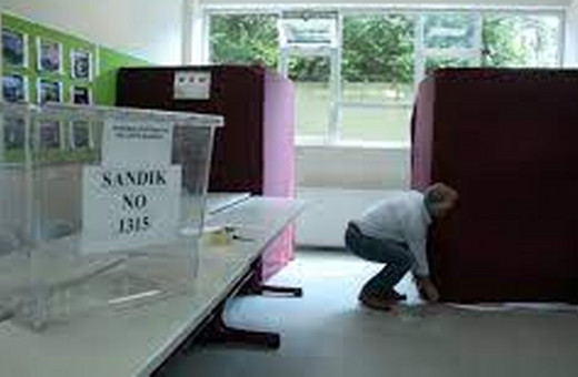 İstanbul'da sandıkların konulacağı okullarda son hazırlıklar yapılıyor
