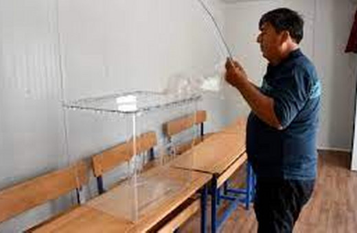 İzmir'de seçim için sandıkların kurulumu sürüyor