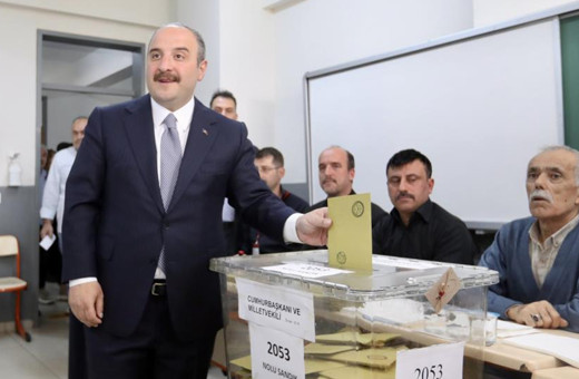 Oy kullanmak için 45 dakika sıra bekledi, Bakan Mustafa Varank: Millet ne derse o olur