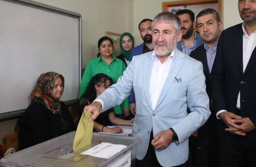 Bakan Nureddin Nebati aday olduğu Mersin'de oyunu kullandı