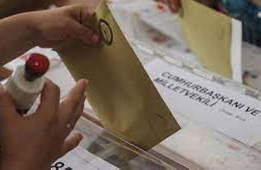 İzmir'in 84 seçmenli Yayla Mahallesi'nde oy verme işlemi sürüyor