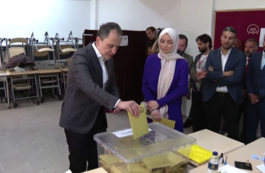 Yeniden Refah Partisi Genel Başkanı Erbakan oyunu kullandı