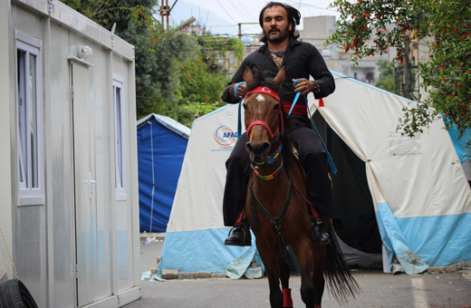 Hatay'da Cüneyt Arkın hayranı bir vatandaş oy kullanmaya atla geldi