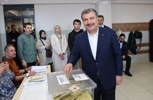 Oyunu kullanan Bakan Fahrettin Koca: Bugünün Türkiye Yüzyılı'nın ilk günü olmasını diliyorum