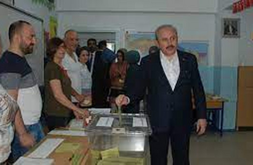 TBMM Başkanı Şentop Üsküdar'da oyunu kullandı