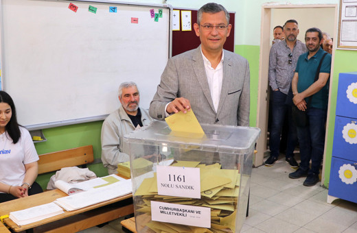 CHP Grup Başkanvekili Özel, oyunu Manisa'da kullandı! Kızı İpek ilk kez sandık başında