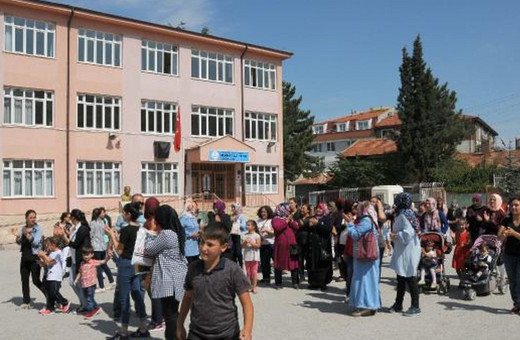 Gaziosmanpaşa'da okul önünde 500 metre oy kuyruğu oluştu