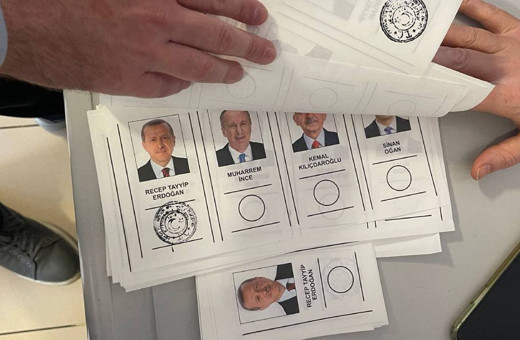 Bazı oy pusulalarında YSK mührü, adayların isminin üstüne geldi