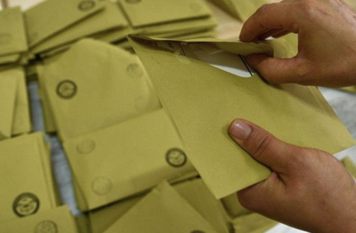 Zarfların ağzını yapıştırıcıyla kapatmışlar! Bıçakla açtılar