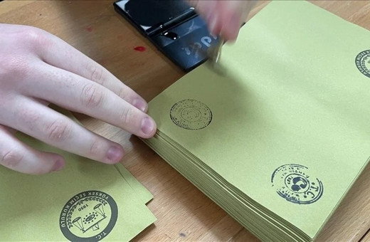 91 yaşındaki Fatma nine oy kullanmaya traktörle geldi