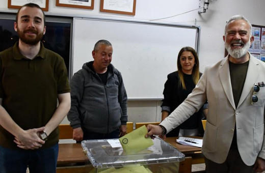 Siyasete yeniden dönen ünlü oyuncu Manisa’da oy kullandı