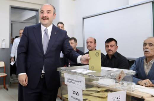 Sanayi ve Teknoloji Bakanı Mustafa Varank, oyunu Bursa'da kullandı