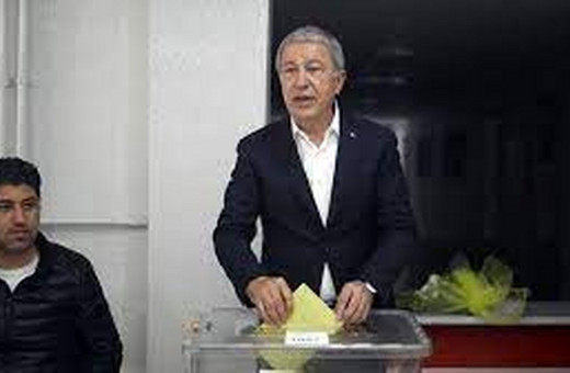 Milli Savunma Bakanı Akar, oyunu mezunu olduğu okulda kullandı