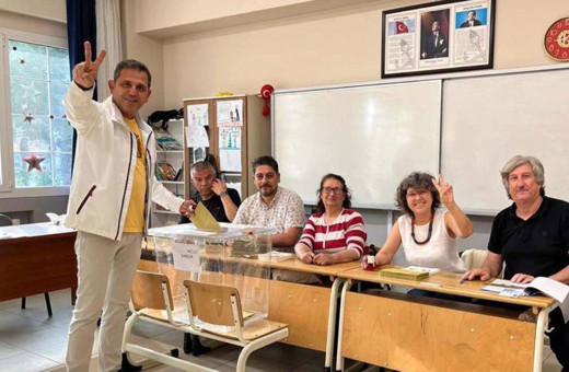 Fatih Portakal sandık başında zafer işareti yaptı! AK Parti suç duyurusunda bulundu