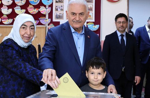 Binali Yıldırım kabinden geç çıkan eşine takıldı! "Hanım ne oldu, karar veremedin mi?"