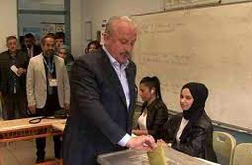 TBMM Başkanı Şentop, Üsküdar'da oyunu kullandı: