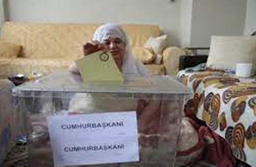 Diyarbakır ve Siirt'te hasta veya engelliler ekiplerin yardımıyla oylarını kullandı