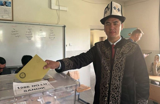 Van Erciş’te yaşayan Kırgız Türkleri yöresel kıyafetleriyle oy kullandı