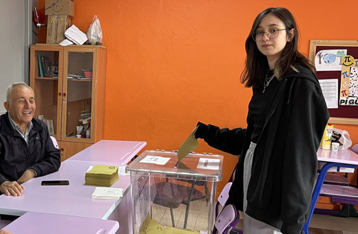 Kütahya'da 18 yaşındaki seçmen doğum gününde ilk oyunu kullandı