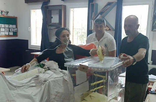 Bodrum'da bir hasta sedyede oksijen tüpüne bağlı oyunu kullandı