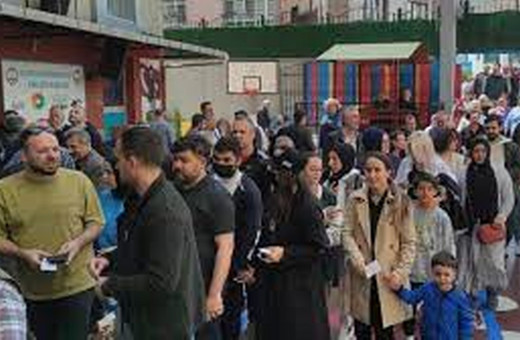 İstanbul'da erken saatlerde okullara gelen seçmenler yoğunluk oluşturdu