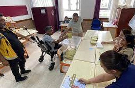 Hastalar, sağlık ekiplerince sandıklara götürülerek oylarını kullandı