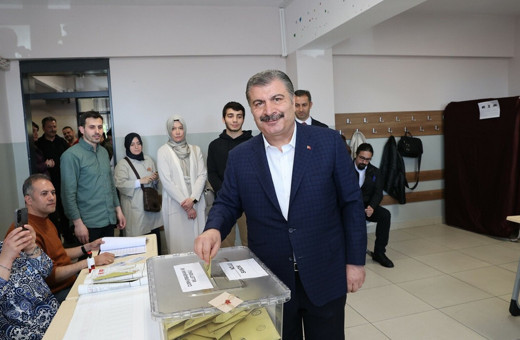 Sağlık Bakanı Fahrettin Koca, oyunu Üsküdar'da kullandı