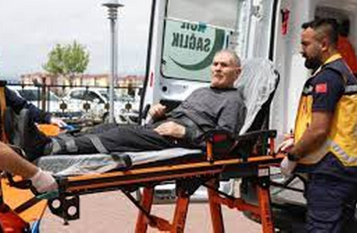 Erzurum ve Kars'ta hastalar oy kullanmaya ambulansla gitti