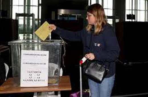 İstanbul'daki havalimanlarında oy verme işlemi devam ediyor