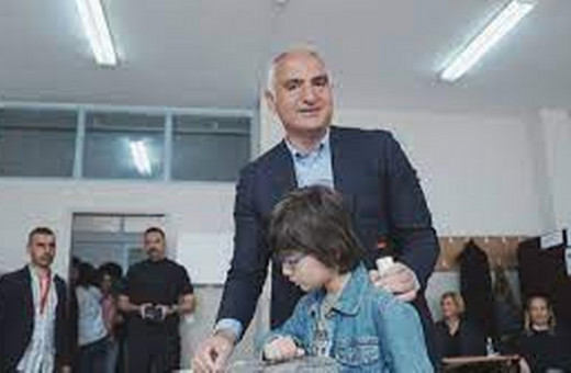 Kültür ve Turizm Bakanı Ersoy, Beşiktaş'ta oyunu kullandı