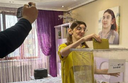 "Dünyanın en uzun boylu kadını" oyunu kullandı