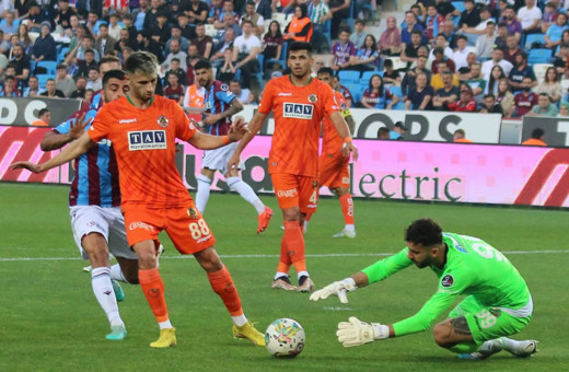Trabzonspor, sahasında Alanyaspor'u 5-1'lik skorla mağlup etti