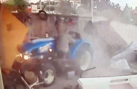 Çocuk traktörün altında kalmaktan son anda kurtuldu!