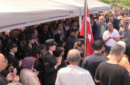 CHP'li Milletvekili Çakır şehidin defini sırasında ortalığı gerince tepki çekti