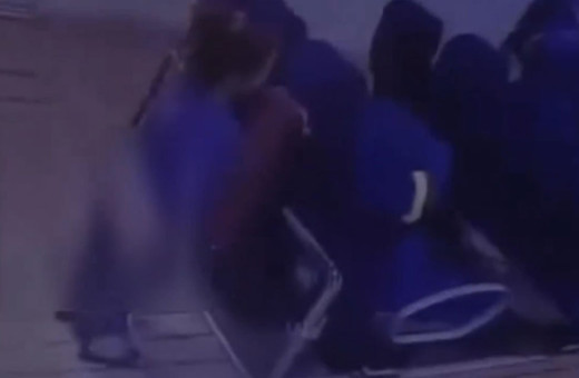 İzmir'de iğrenç olay! Bir kadın vapurun ortasında tuvaletini yaptı!