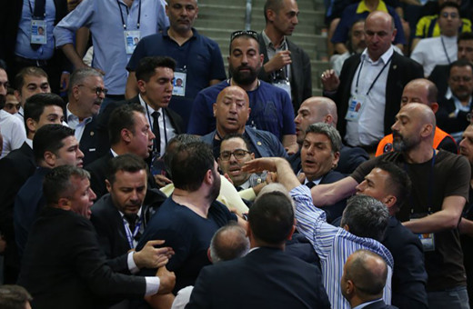 Fenerbahçe Kongresi'nde yumruklu kavga çıktı! Ali Koç, Aziz Yıldırım'a 'gel aday ol o zaman' dedi