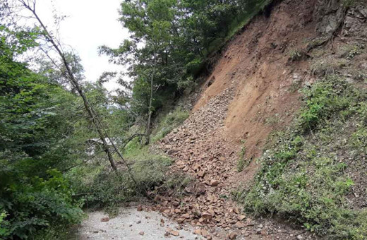 Bolu'da sağanak hayatı felç etti: Heyelan anı kamerada
