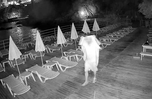 Antalya'da izleyenleri şoke eden olay! Plajı birbirine kattı: Havluyla yüzünü gizleyip dans etti, şemsiyeleri denize attı!