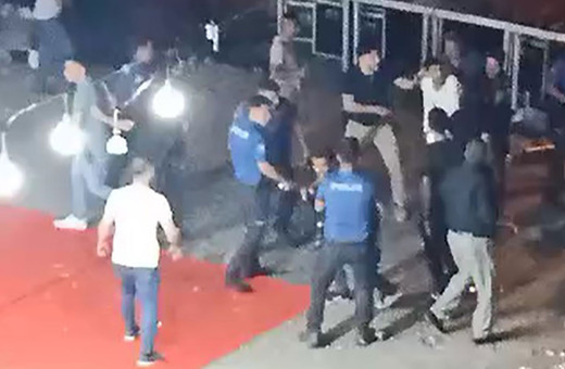 Düğünü dağıtmaya gelen polislere taş, sopa ve baltalarla saldırdılar! İnanılmaz anlar kamerada