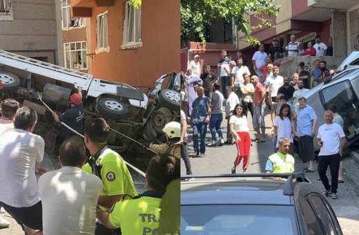 Freni boşalan kamyonet dehşet saçtı: 2 araa çarpıp devrildi, ortalık savaş alanına döndü!