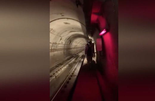 İstanbul'da metro hattındaki arıza nedeniyle yolcular raylarda yürüdü